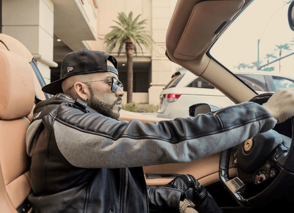 <a href="http://www.univision.com/especiales/latin-grammy/yandels-diary-mira-todo-lo-que-hace-durante-su-gira-fotos" target="_blank">Yandel se presentó este fin de semana en Las Vegas</a> y como era de esperarse lo hizo con todo su estilo: "Ya casi llegando a la prueba de sonido esta noche el 
<a href="https://www.instagram.com/explore/tags/dangeroustour/">#DangerousTour </a>llega a House Of Blues Las Vegas", escribió.