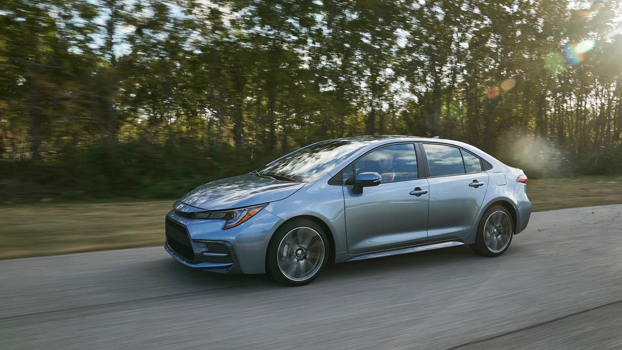 El Corolla sedán 2020 cuenta exactamente con la misma distancia entre ejes de 106.3 pulgadas que se consigue en su predecesor, pero es allí donde terminan las coincidencias. El nuevo modelo tiene una huella más amplia, es 0.8 pulgadas más bajo, el capó descansa a una altura 1.4 pulgadas más bajas que antes para mayor visibilidad, lo que hizo necesario instalar el motor más cerca del suelo bajando el centro de gravedad del modelo en 0.39 pulgadas con las típicas 
<b>mejoras en estabilidad</b> que un centro de gravedad bajo logra.