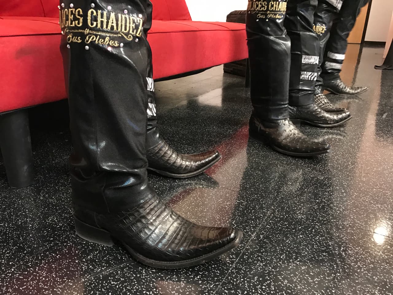 La agrupación paga alrededor de $300 dólares por sus trajes, además del gasto de las botas y los sombreros.