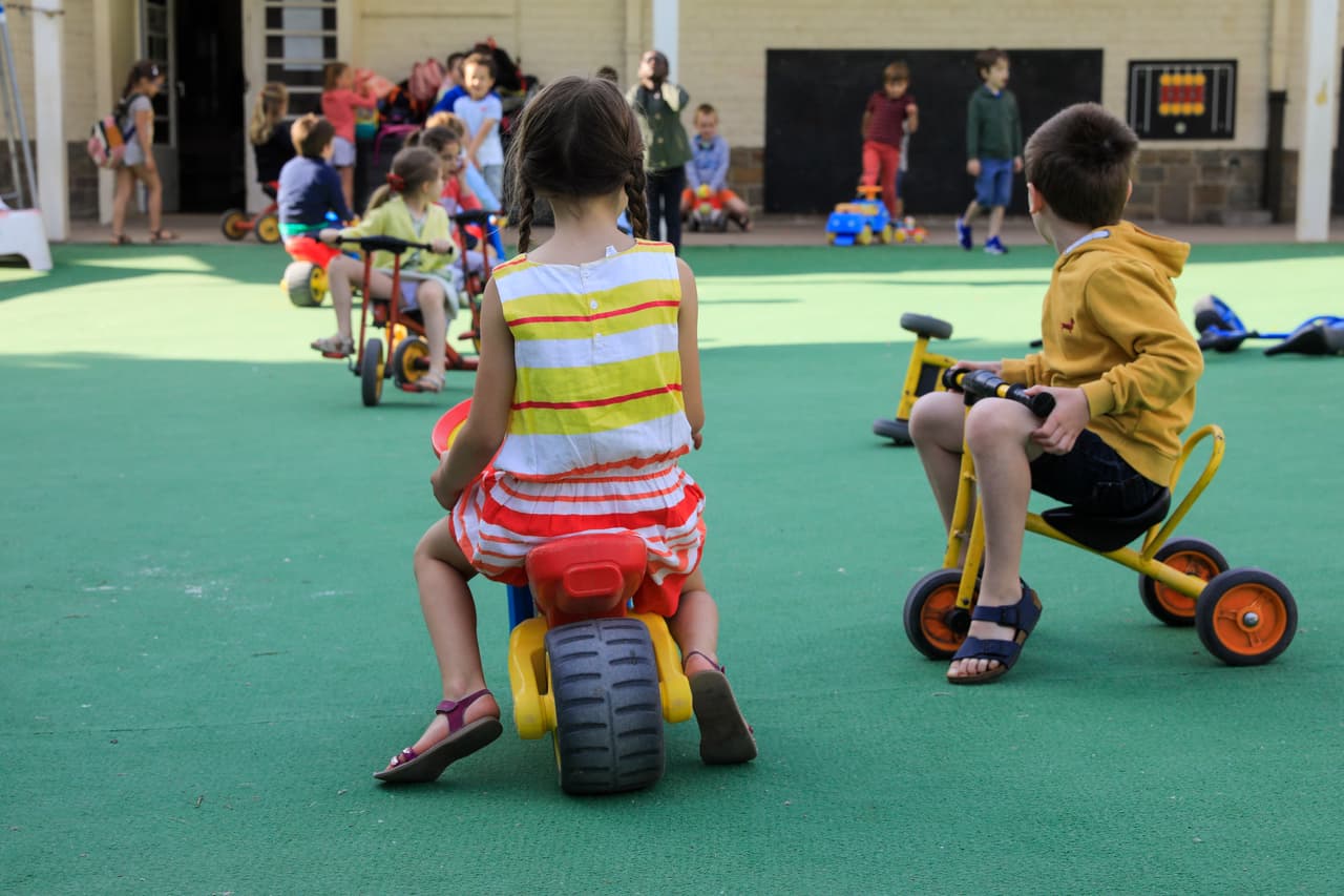 Las escuelas públicas de Miami-Dade informaron este martes que los estudiantes no tendrán que llevar puesta la mascarilla mientras realizan actividades al aire libre.
<br>