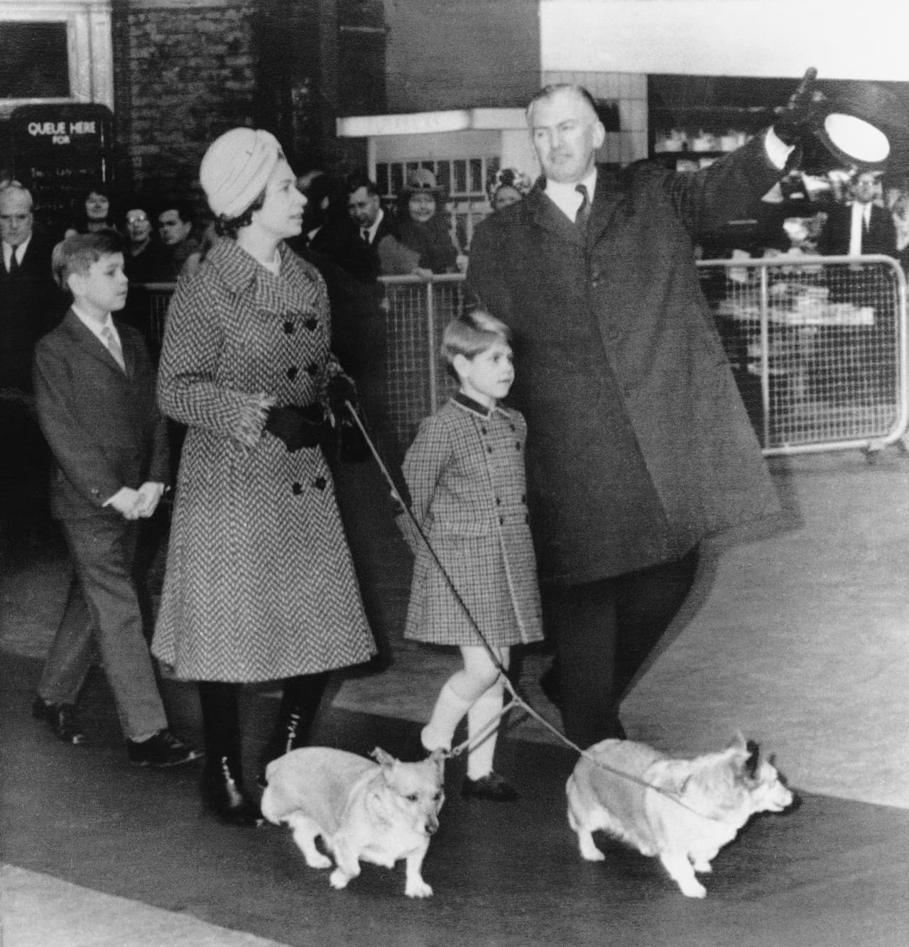 La reina Isabel II pasea a sus perros mientras habla con un funcionario británico en una estación de tren en Londres el 30 de diciembre de 1970. Le acompañan sus hijos, el príncipe Andrés, de 10 años, y el príncipe Eduardo, de 6.