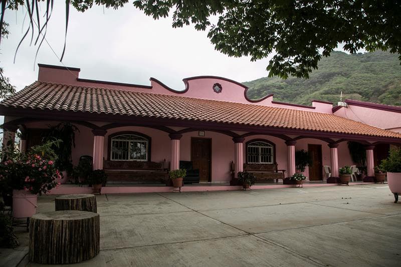 La casa aparentemente abandonada de la mamá de "El Chapo".