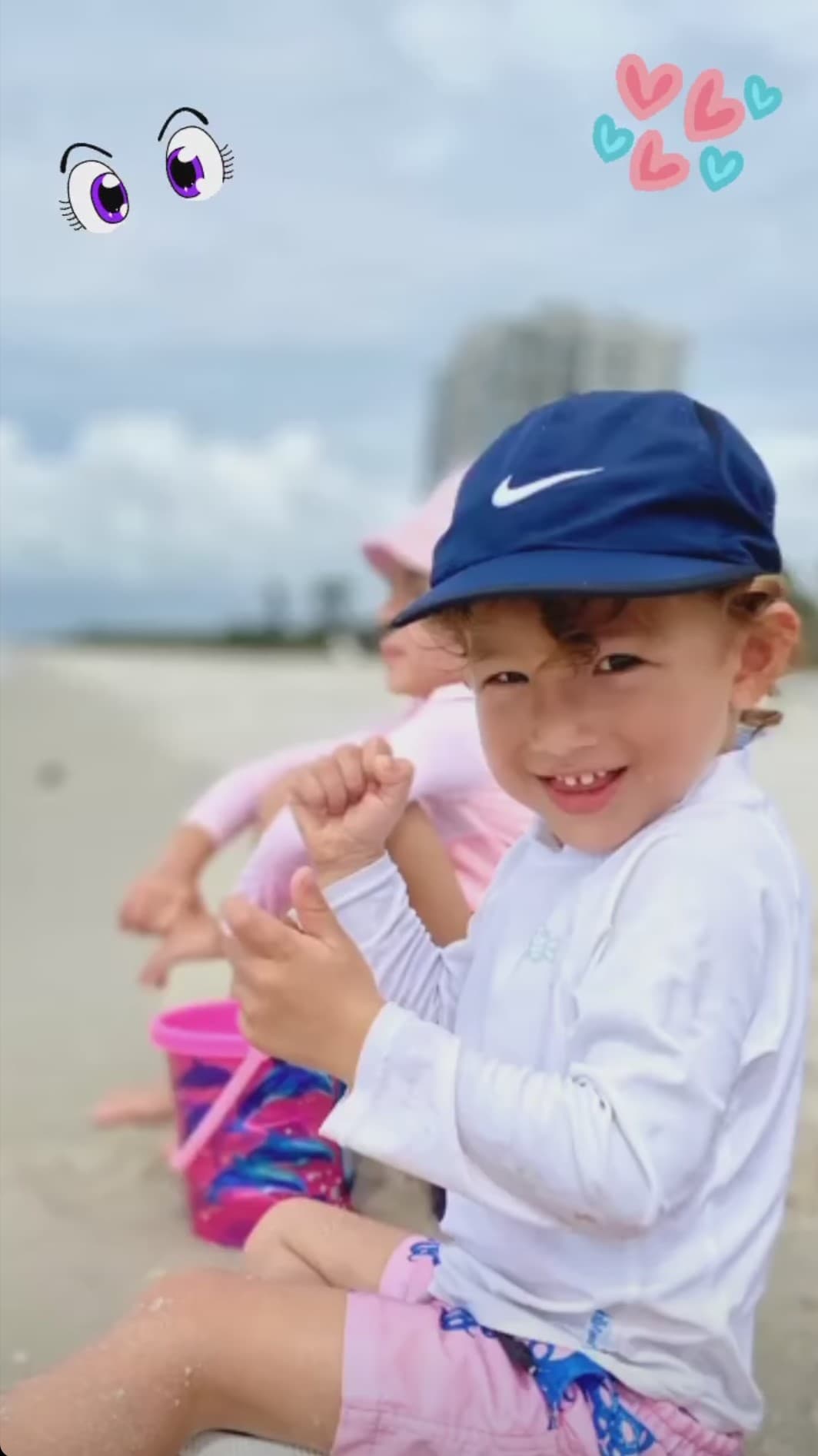 Tal parece que a Liam sí le encanta posar para las fotos, pues en esta toma hasta sonrió para la cámara de su mamá.