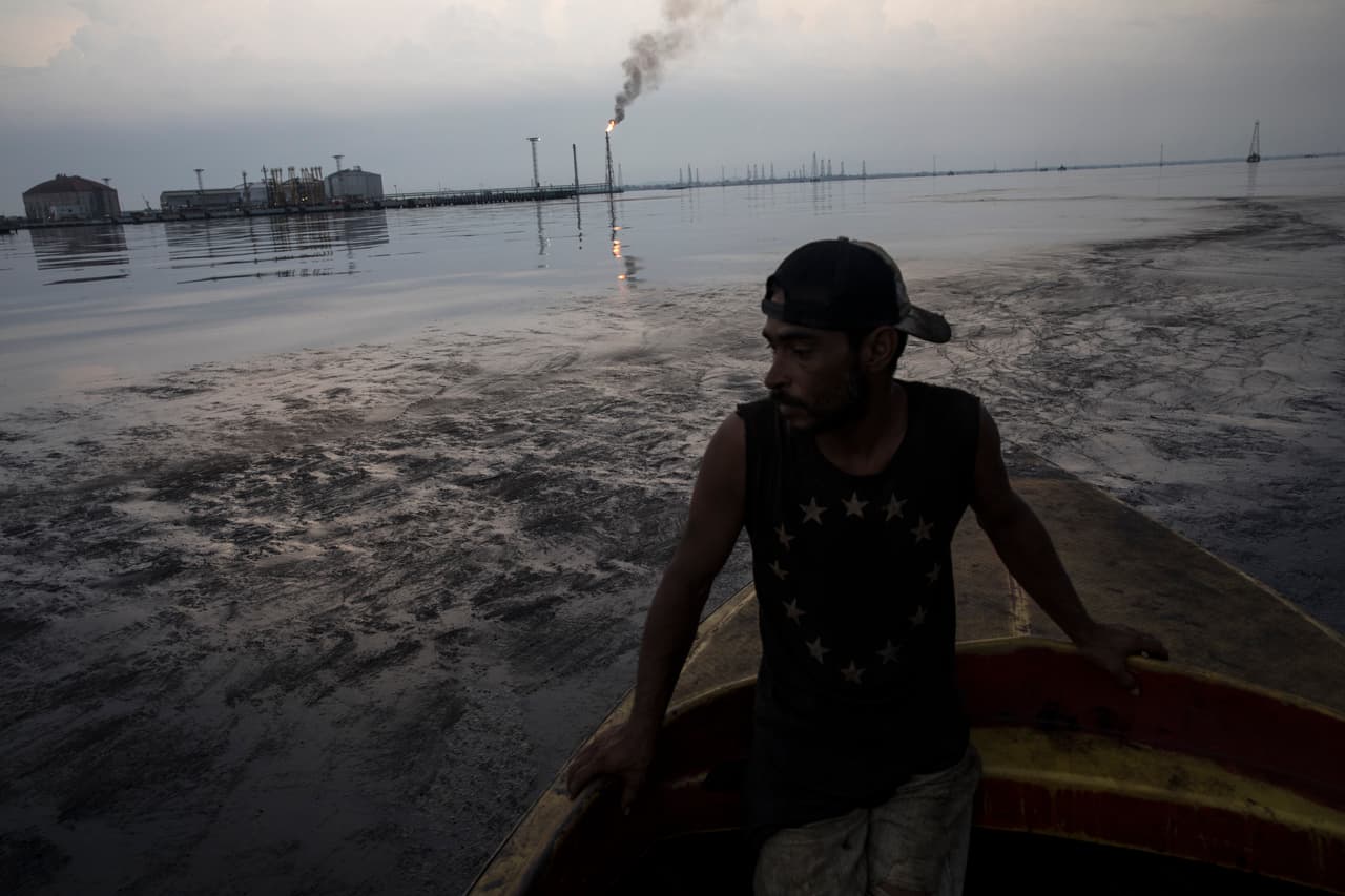 Esa no es la realidad que vislumbraba Yanis Rodríguez, hoy de 37 años (en la fotografía), cuando empezó a pescar allí siendo adolescente. En ese entonces soñaba con comprarse un carro nuevo y mandar a sus hijas a una escuela privada. “Ya no sueño eso”, declaró Rodríguez,
<a href="https://www.univision.com/noticias/america-latina/yo-debi-nacer-rica-para-poder-comprarme-un-rinon-pacientes-de-dialisis-sufren-por-los-continuos-apagones-en-venezuela-fotos-fotos">quien vive bajo un régimen de racionamiento de electricidad y a duras penas consigue agua limpia para beber</a>, bañarse o lavar. "Aquí las cosas van de mal en peor”.
