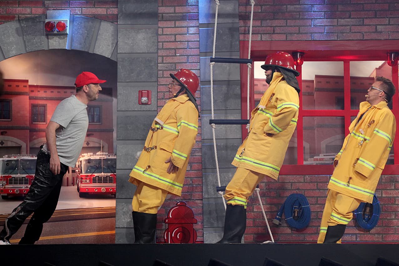 Otra de las dinámicas fue el 'Escenario inclinado', en el que los miembros de la familia disfuncional e invitados improvisan un sketch sobre un escenario que está a 22 grados del suelo. En estas condiciones, actuar se convierte en un verdadero desafío contra la gravedad, ya que además y por sobre todas las cosas, deben evitar caerse.