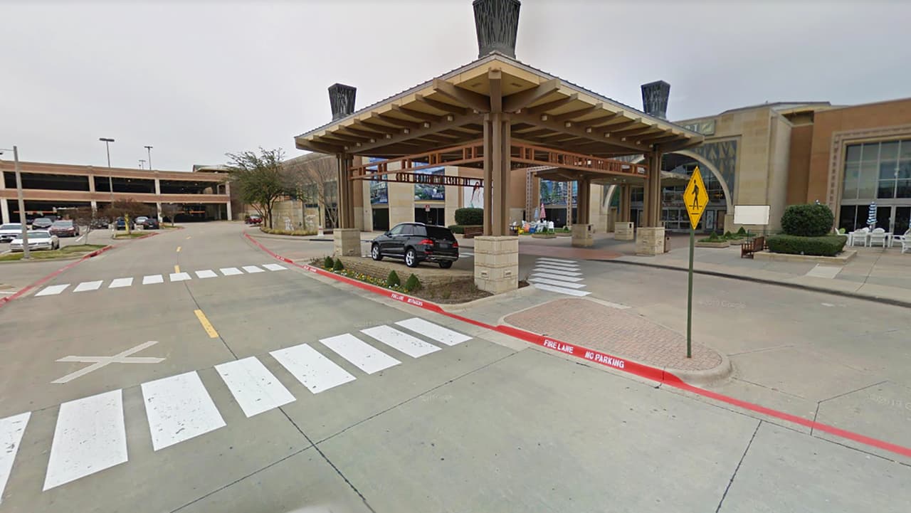 En la tienda del centro comercial Willow Bend, en Plano.
<b><a href="https://www.google.com/maps/place/6121+W+Park+Blvd,+Plano,+TX+75093/@33.0308574,-96.8342738,17z/data=!3m1!4b1!4m5!3m4!1s0x864c237e6062768f:0x5fbaa86af86f3a5b!8m2!3d33.0308529!4d-96.8320851" target="_blank">6121 W. Park Blvd., Plano, TX, 75093 </a></b>