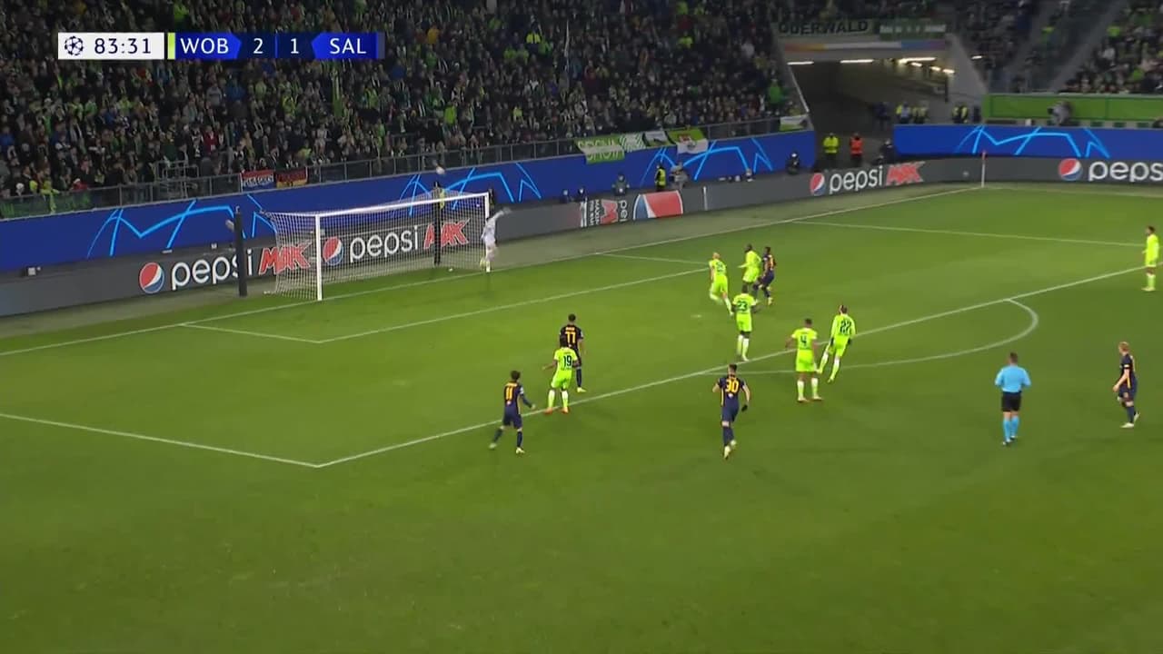 ¡TIRO ATAJADO! disparo por Benjamin Sesko.