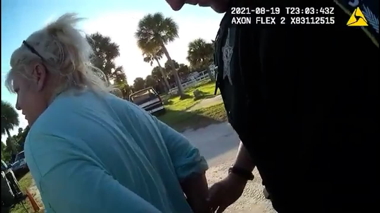 Una mujer es arrestada por arrojar a un río a un gato encerrado en una jaula