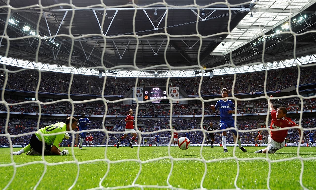En su primer partido oficial en agosto de 2010, entró como sustituto y marcó gol en el título de su equipo contra Chelsea en la Community Shield. Excelente debut.