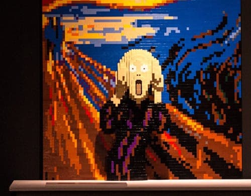 La colección incluye una gran variedad de esculturas junto con versiones reimaginadas de algunas de las obras maestras de arte más famosas del mundo, como el David de Miguel Ángel, la Noche estrellada de Van Gogh y la Mona Lisa de Da Vinci.