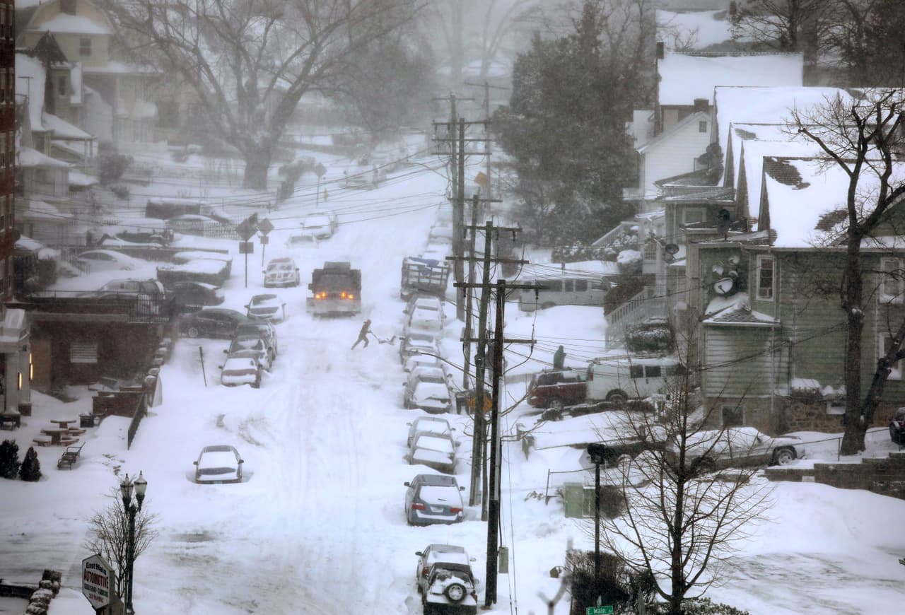Residentes de Stamford, Connecticut, limpian una calle nevada.