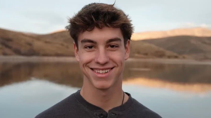 Subió a un cañón de 300 pies de altura para una foto, pero se cayó y murió. Tenía 19 años