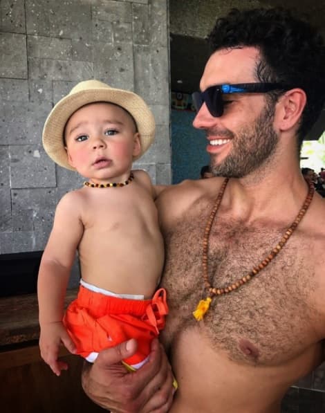 Ariadne maneja la cuenta de su bebé, donde publica algunos tiernos comentarios: "Aquí con mi mejor amigo, te amo papá".