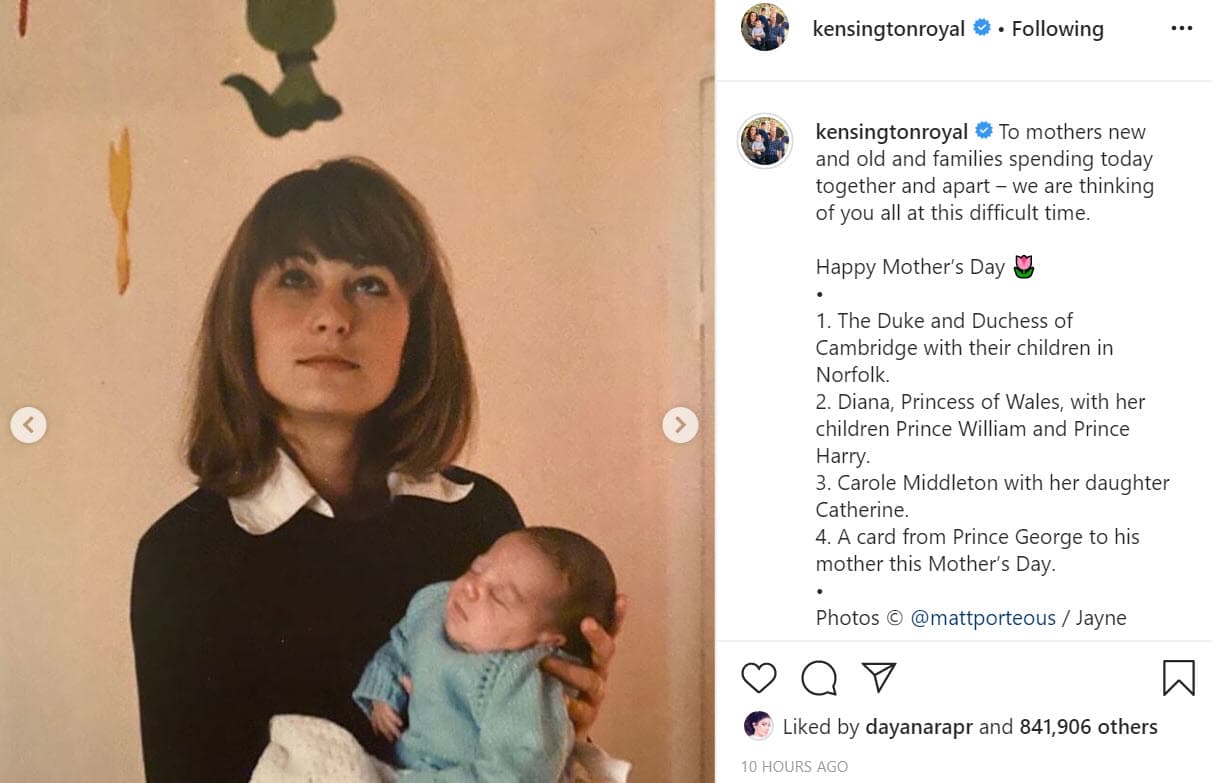 Hubo otra foto en la felicitación de Middleton y el príncipe William. Se trató de esta imagen en la que aparece 
<b><a href="https://www.univision.com/entretenimiento/realeza/atacan-a-mama-de-kate-middleton-por-vender-disfraz-de-halloween-que-recordo-a-la-muerte-de-lady-di" target="_blank">Carole Middleton</a></b> con la duquesa en brazos siendo aún bebé. 
<br>