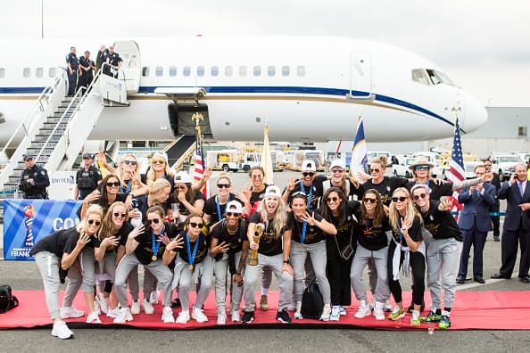 La selección femenina de fútbol de los Estados Unidos posa en una foto. Con un caluroso recibimiento, todo el país dio muestras de orgullo y respeto después de que el equipo ganara por cuarta vez en la Copa Mundial de Fútbol. En la foto, Julie Ertz sostiene el trofeo.