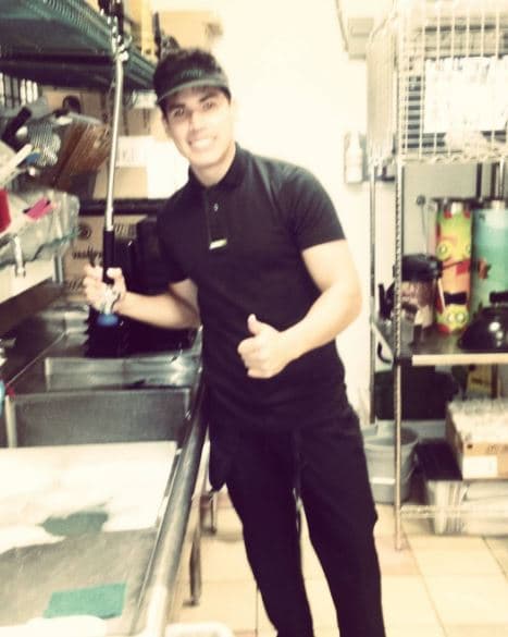 Trabaja lavando trastes y siempre pensando con ilusión en representar con orgullo a su patria.