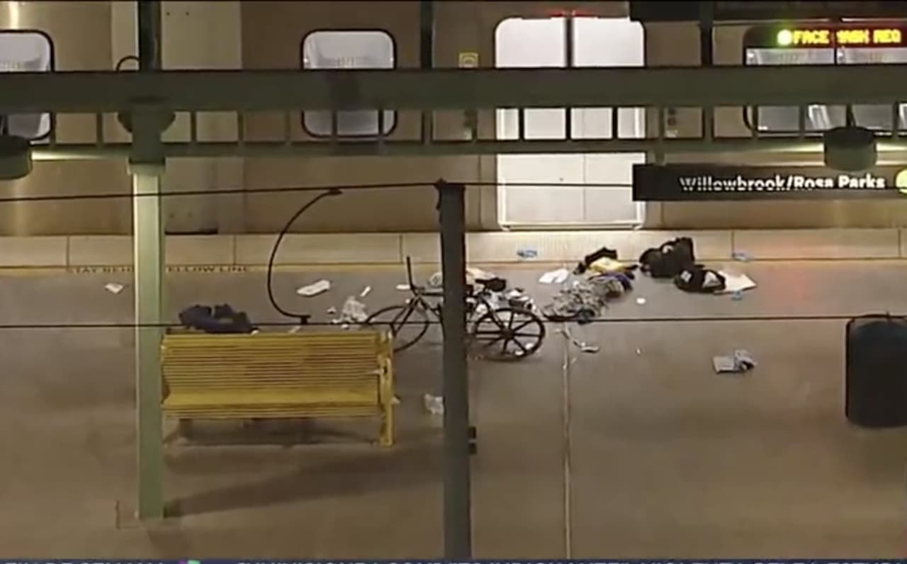 El pistolero lo iba a seguir cuando abrieron las puertas. Al parar el tren sobre la Willowbrook en la estación Century. 
<b>Los sospechosos huyeron de la escena al igual que los pasajeros que no fueron heridos de bala.</b> El resto quedó en el vagón mientras llegaban los paramédicos y también los alguaciles.