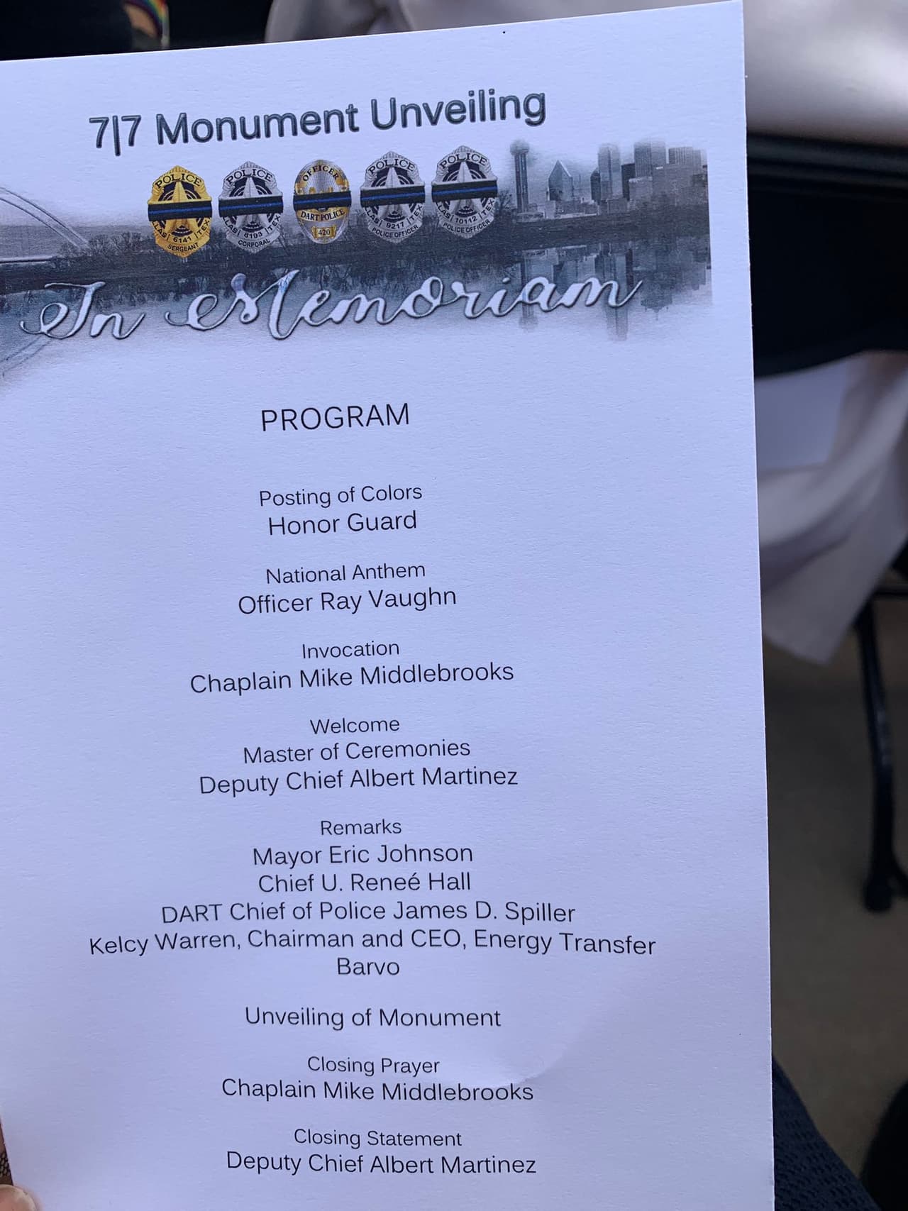 "Nos reunimos aquí para conmemorar y honrar a los oficiales que sirvieron y se sacrificaron por un propósito que era mucho mayor que ellos mismos", dijo Hall.