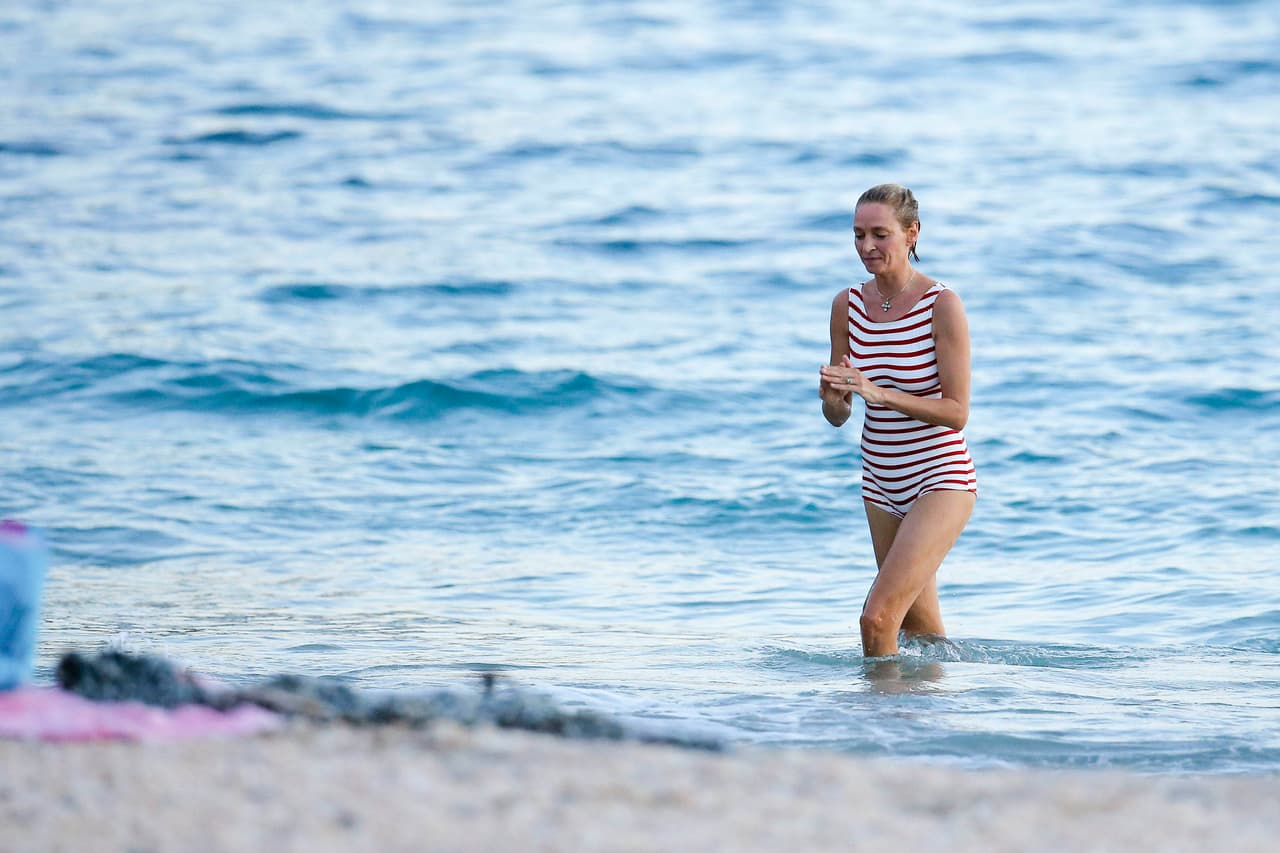 Nadando en el mar, bebiendo, fumando y comiendo...