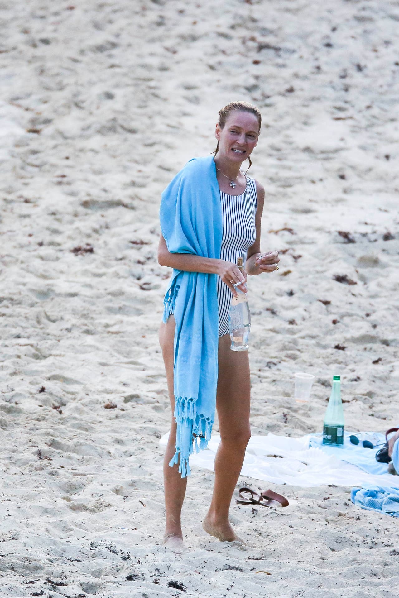 La actriz se secó y de inmediato fue por el vino y su cigarrillo.