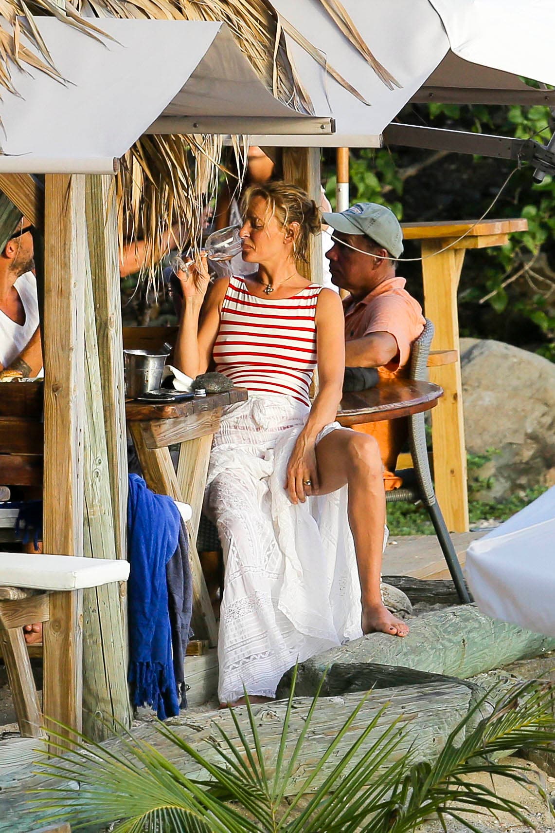 Más adelante fueron a beber al bar de la playa.
