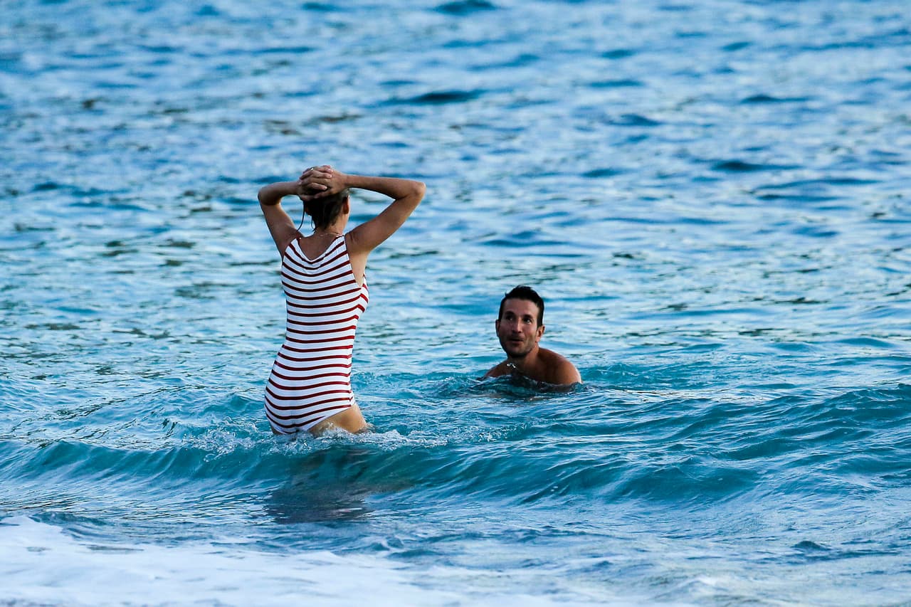 Alcanzando a su amigo.