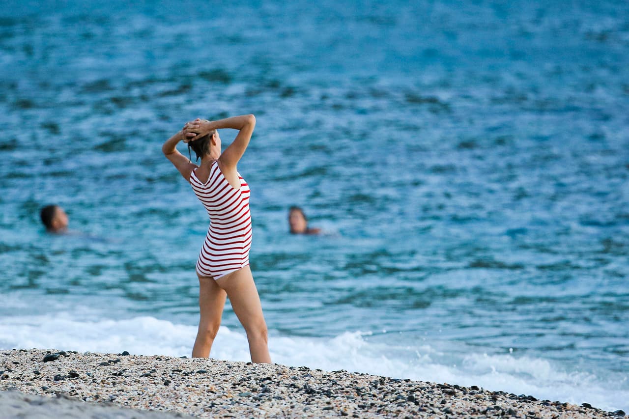 Estirándose y posando coqueta.