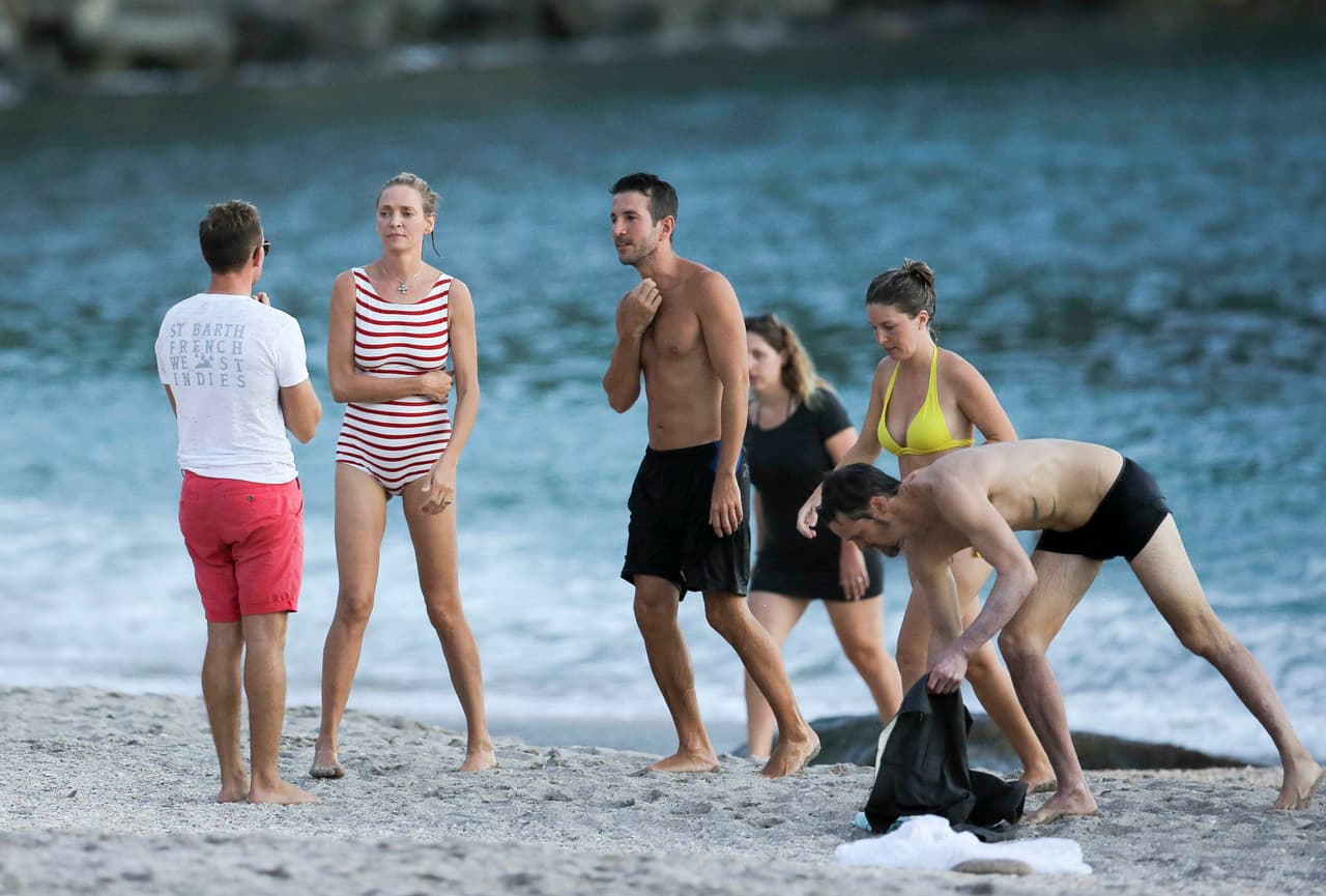 Escuchando instrucciones del personal del hotel, ¡para seguir la fiesta!