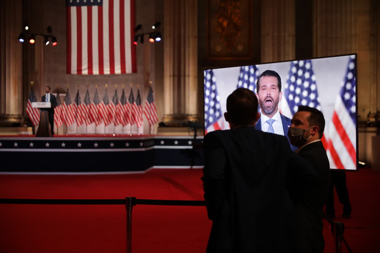 Donald Trump Jr. describió a 
<a href="https://www.univision.com/temas/joe-biden">Joe Biden</a> como un político que es parte del establishment de Washington. Dijo que “Biden básicamente es el Monstruo del Lago Ness del pantano. Durante el último medio siglo, él ha estado merodeando por allí. Saca su cabeza de vez en cuando para postularse a la presidencia, luego desaparece y no hace mucho mientras se esconde”.