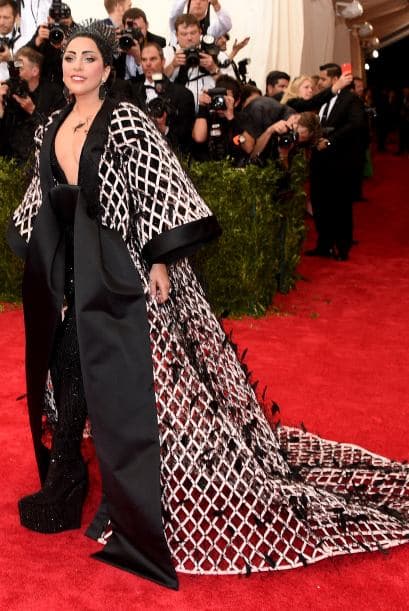 Aunque el escote casi le juega una mala pasada.