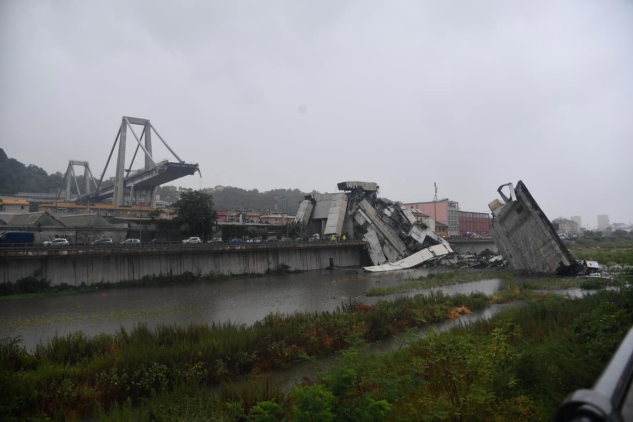 La entrada de una fábrica se encuentra bajo el viaducto, pero al parecer solo el estacionamiento del lugar resultó afectado. La planta se encontraba vacía porque este martes es día festivo.