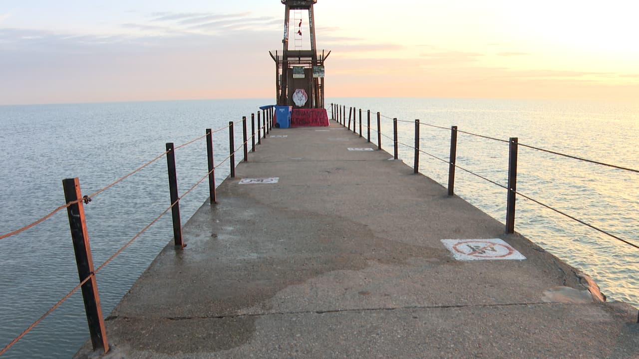 El crimen ha generado preocupación entre los residentes de la zona, quienes aseguran que el lugar es muy concurrido, especialmente por personas que acuden a ver el amanecer.
<br>
<br>“Siempre pensamos que todo ha mejorado, pero comienzan a pasar cosas. Es terrible. Camino con frecuencia por este muelle y nunca imaginé algo así. Ahora
<b>, ¿cómo podremos venir sin recordar a esta joven a la que le arrebataron la vida en segundos?”,</b> expresó Henry Domínguez, residente de Rogers Park.