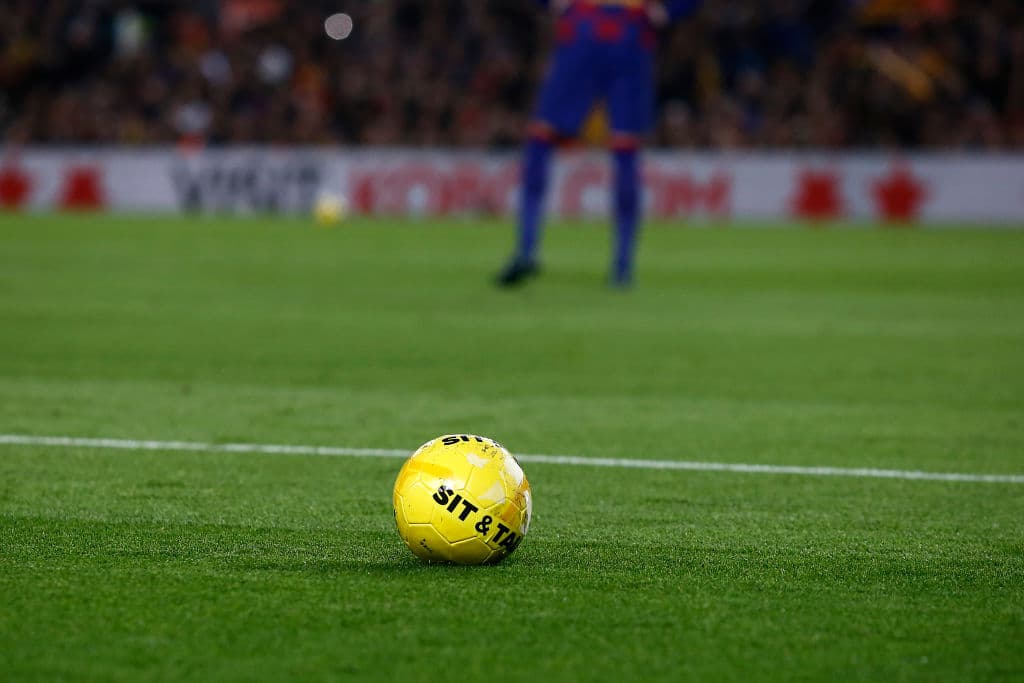 De forma pacífica, los catalanes se manifestaron con pancartas, balones y cantos al ritmo de 'Spain, sit and talk'.