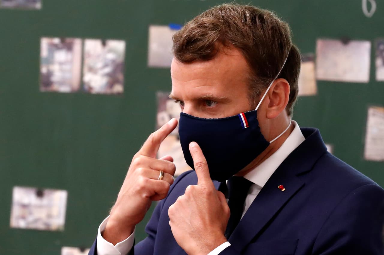 Emmanuel Macron, presidente de Francia, durante una visita a una escuela primaria en París a principios de mayo. Es uno de los mandatarios que más veces se ha mostrado públicamente protegido del covid-19 con una máscara facial. 
<a href="https://www.univision.com/noticias/salud/mapa-actualizado-del-coronavirus-cifras-de-casos-confirmados-y-fallecidos"><u>Vea aquí nuestro mapa actualizado del coronavirus: cifras de casos reportados, fallecidos y recuperados</u></a>
<br>