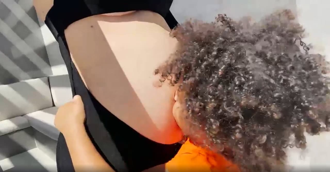 En las imágenes la pequeña, de tres años, se muestra contenta con la noticia de que
<b> <a href="https://www.univision.com/famosos/kylie-jenner-travis-scott-reconciliacion-fotos">se convertirá en hermana mayor.</a></b>
<br>