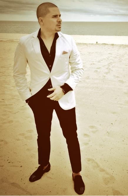 Giorgio Armani, Rolex, Channel, son algunas de las marcas favoritas usadas por Larry, quien se esmera tanto en su imagen que sus fans se vuelven completamente locas.