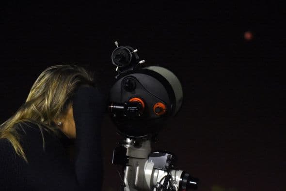 Un grupo de gente se reunió en torno al Memorial Juscelino Kubitschek en la capital brasileña para observar el eclipse.