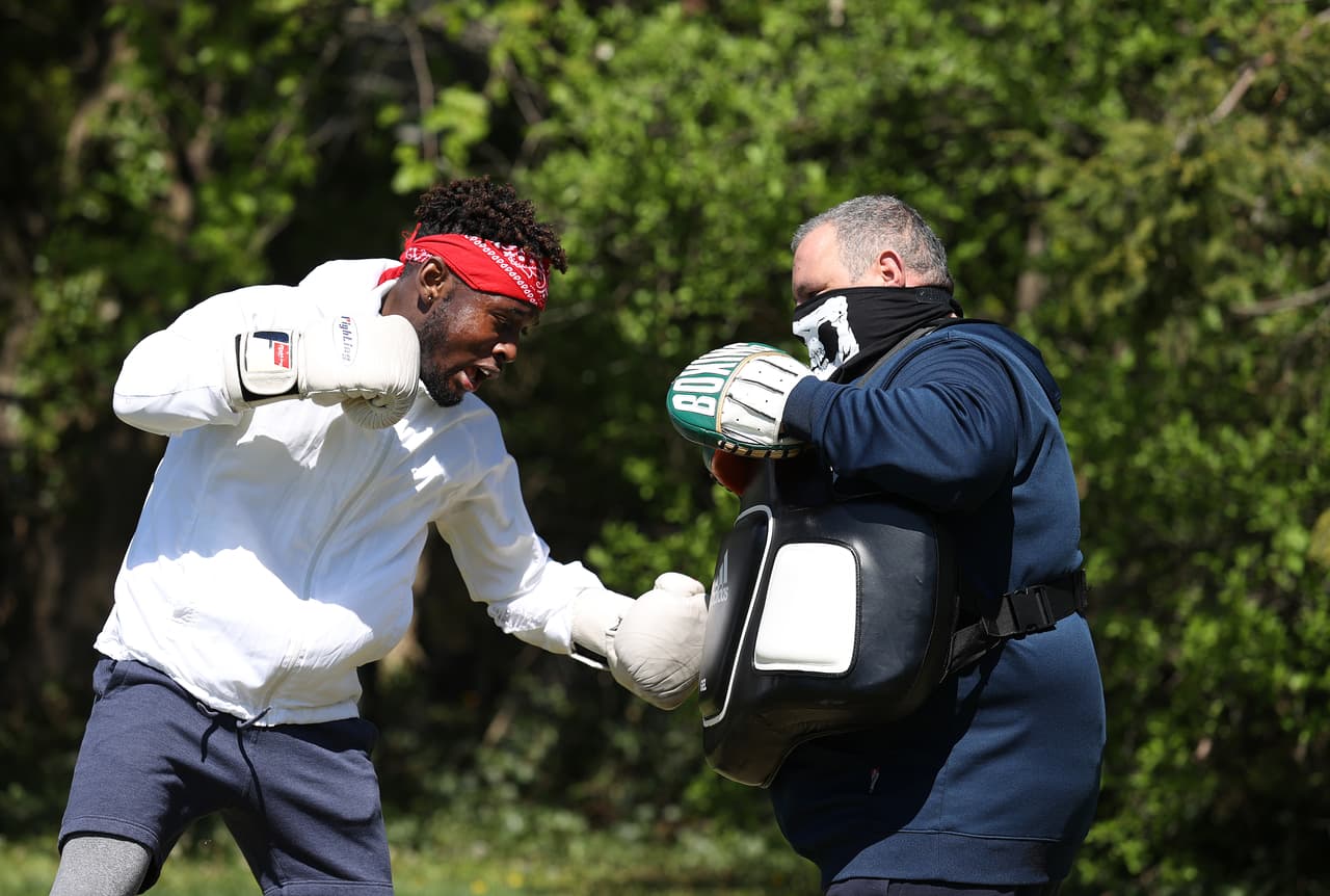 El boxeador aficionado Kerry Duperval entrena con el patio trasero con Matt Happaney, entrenador del Westbury Boxing Club Matt Happaney.