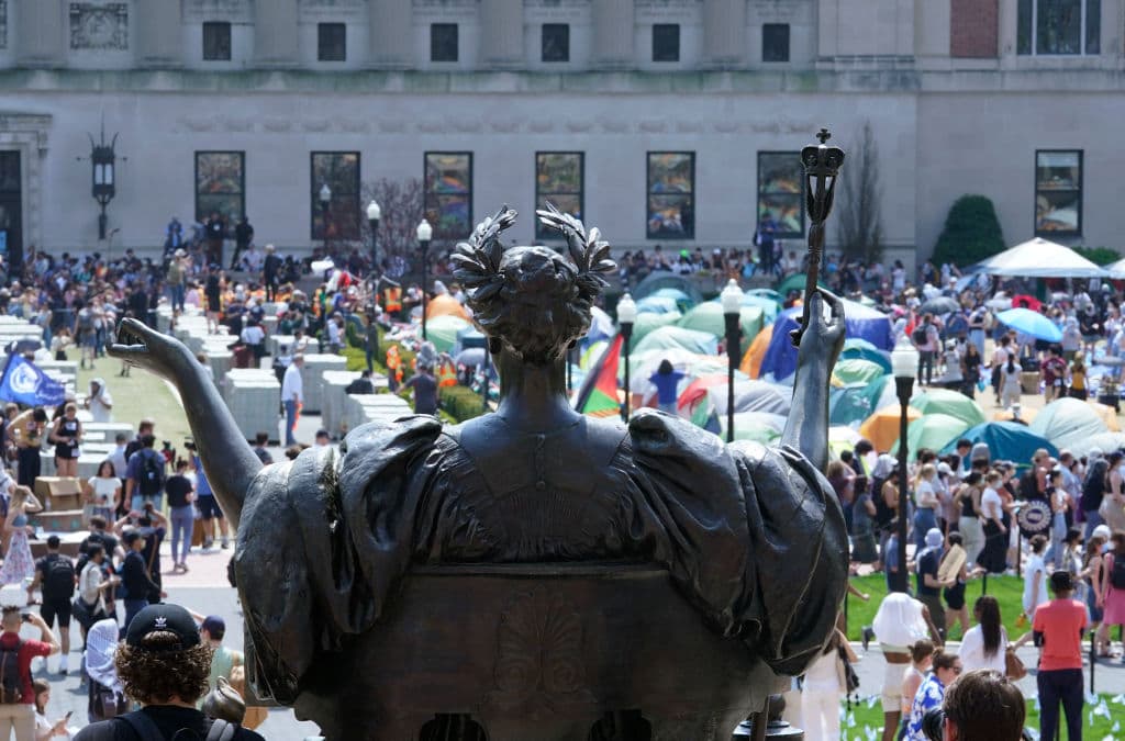 Manifestantes del "Campamento de Solidaridad con Gaza" en el jardín oeste de la Universidad de Columbia el 29 de abril de 2024 en la ciudad de Nueva York. Columbia fue el epicentro de las protestas propalestinas que estallaron en las universidades de EEUU, y luego del mundo.