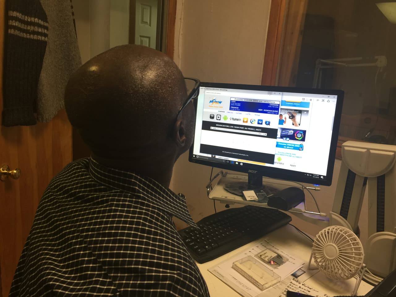 Los locutores de Soleil D'Haiti ayudan por medio de los micrófonos.