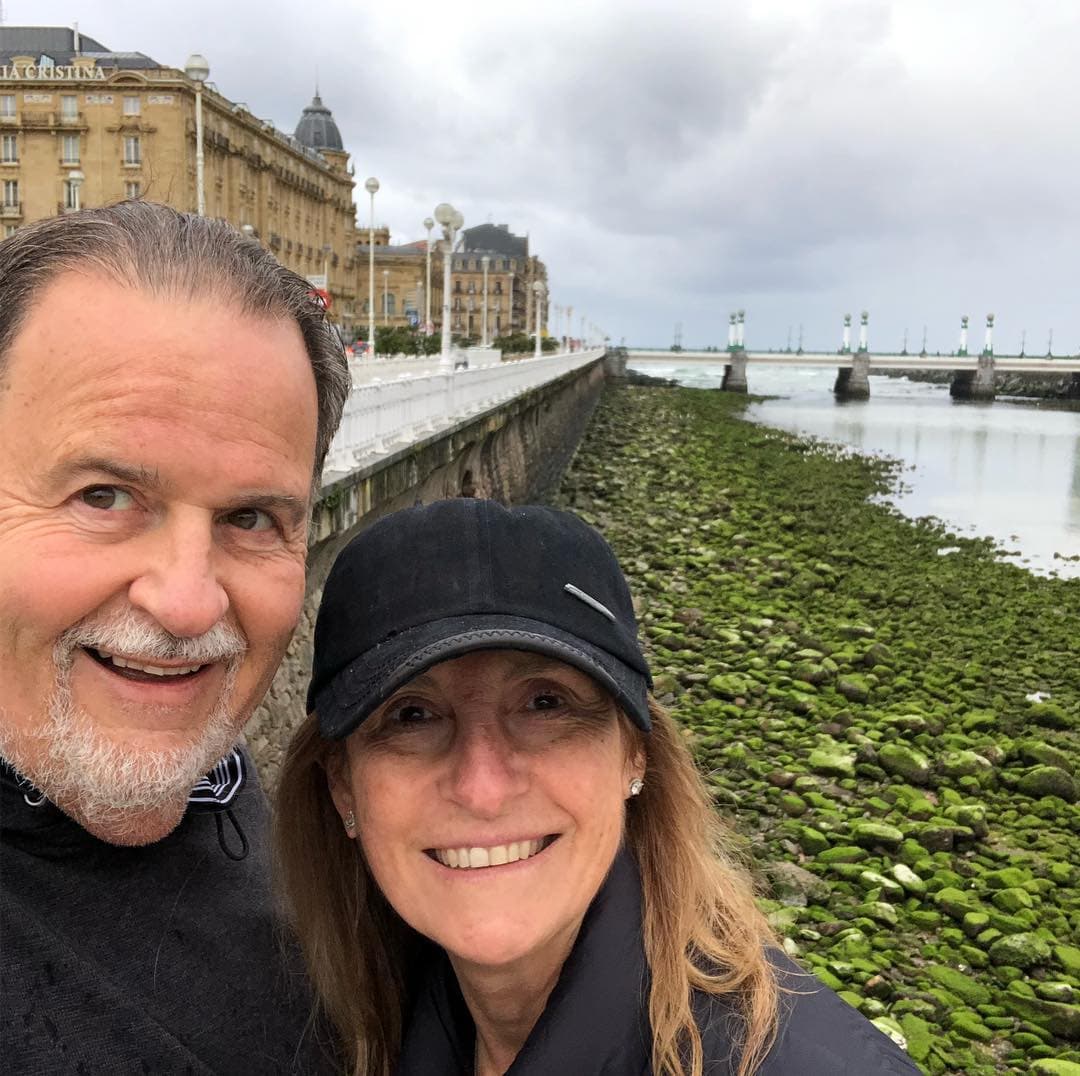 La historia de amor de la pareja comenzó por una amistad que tenían en común. En ese tiempo, El Gordo notó la belleza de Millie cuando le tomó una fotografía mientras ambos paseaban un domingo en el bote de una amiga.