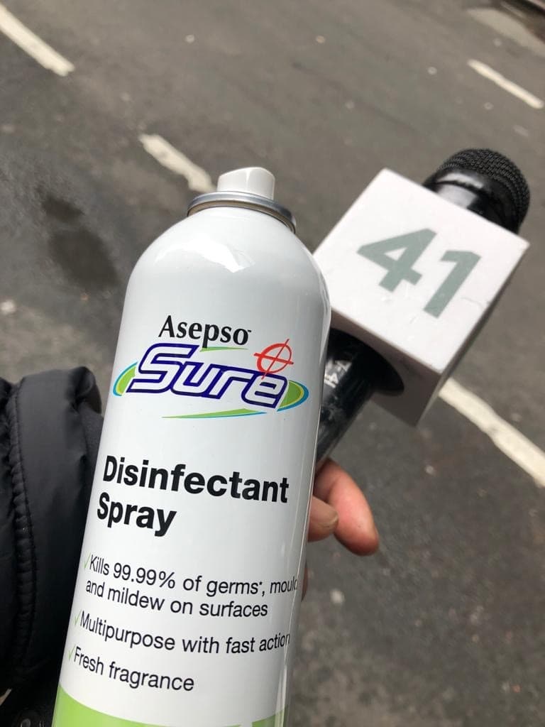 Repotero Alex Roland toma precauciones mientras entrevista gente en Times Square.