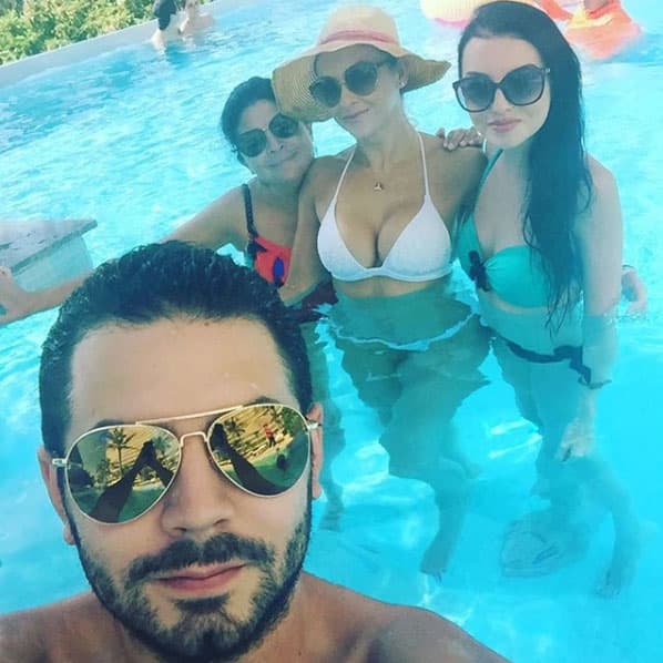 Por otro lado, la modelo ha podido conocer a algunas famosas amistades de Victoria, como 
<b><a href="https://www.univision.com/chicago/wgbo/entretenimiento/padres-de-famosos/aracely-arambula-comparte-el-regalo-que-le-hicieron-sus-hijos-a-luis-miguel-video">Aracely Arámbula</a></b>.