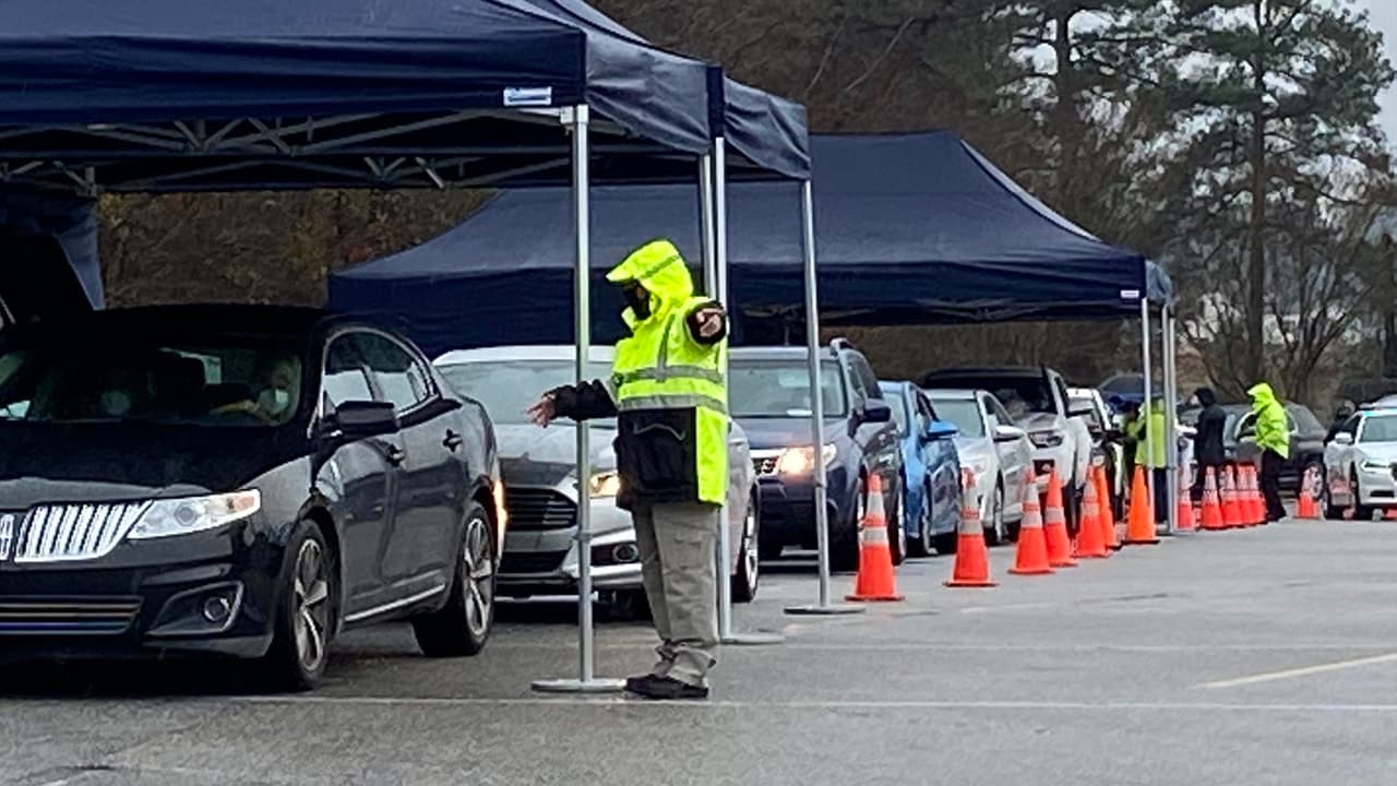 Cientos madrugan con la esperanza de recibir la vacuna contra el coronavirus en el condado de Johnston