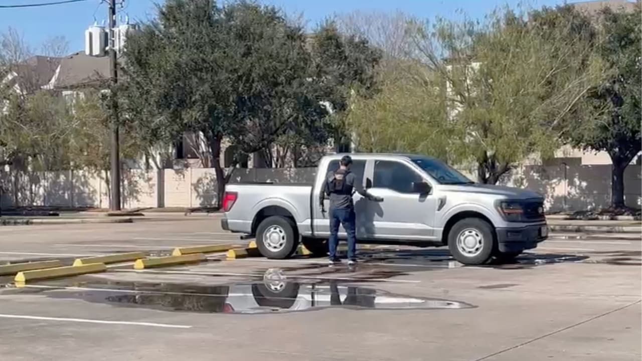 Presuntos ladrones intentan robar camión blindado; vigilante balea a un sospechoso