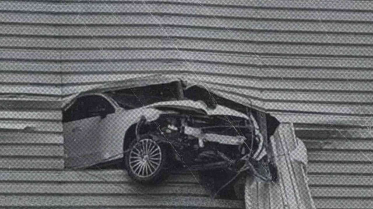 Hombre estrella su auto en segundo piso de supermercado en SLC