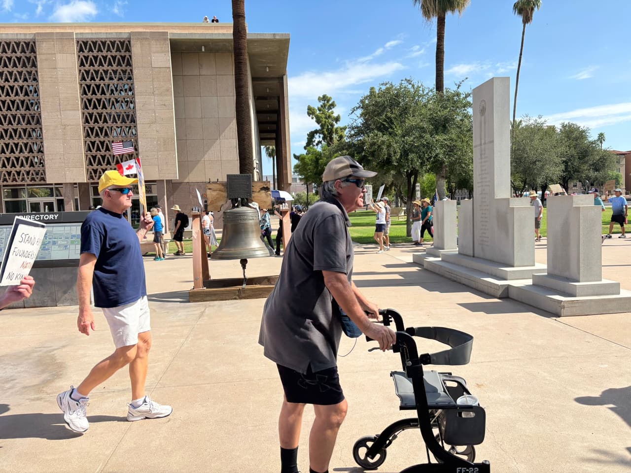 <b>Personas de todas las edades e incluso mascotas se sumaron </b>a la movilización, en la que había un discreto despliegue policial.