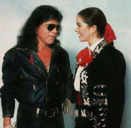 Lamentablemente los abusos de droga, alcohol, la diabetes y la retinitis pigimentosa que le hizo perder la vista, lo llevaron a la muerte en marzo de 2005. Aquí junto a Lucerito.