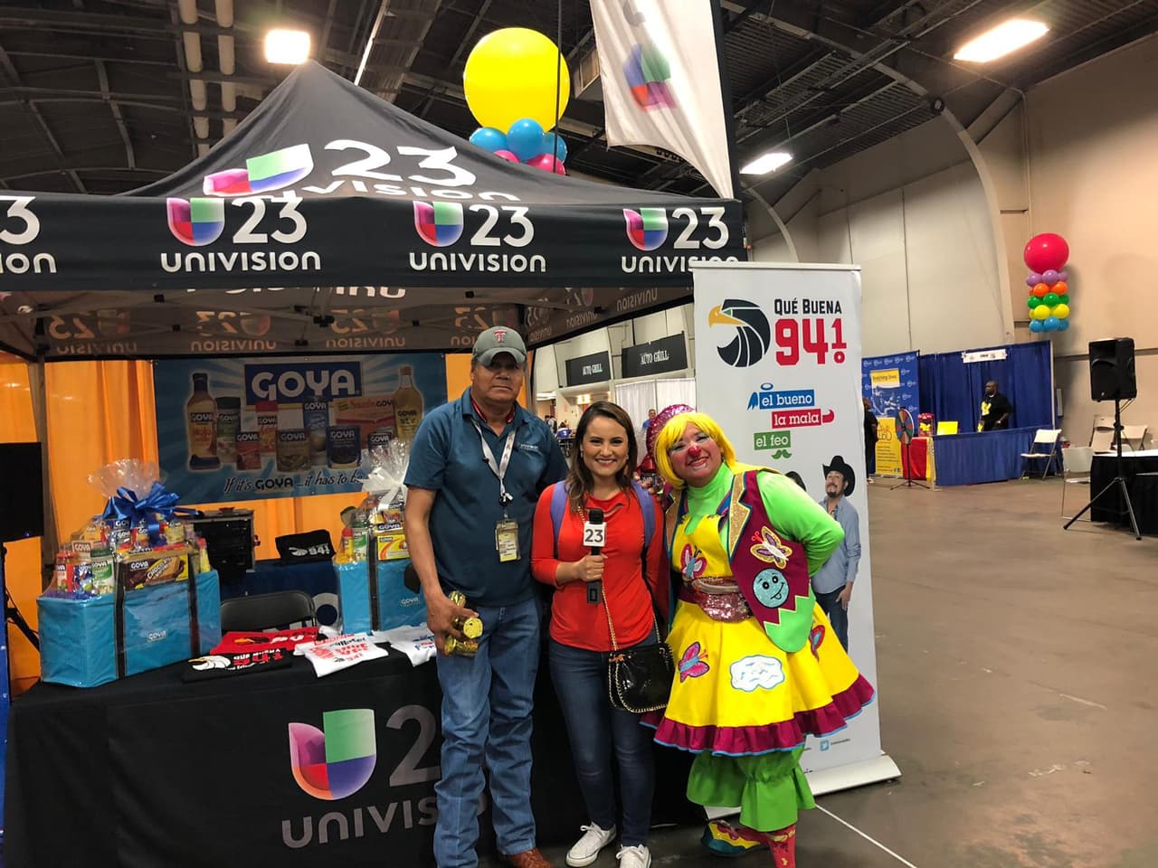 Nuestra reportera Angelina Armendáriz (centro) posa junto a un payaso de la actividad (derecha) y uno los encargados de mercadeo (izquierda).