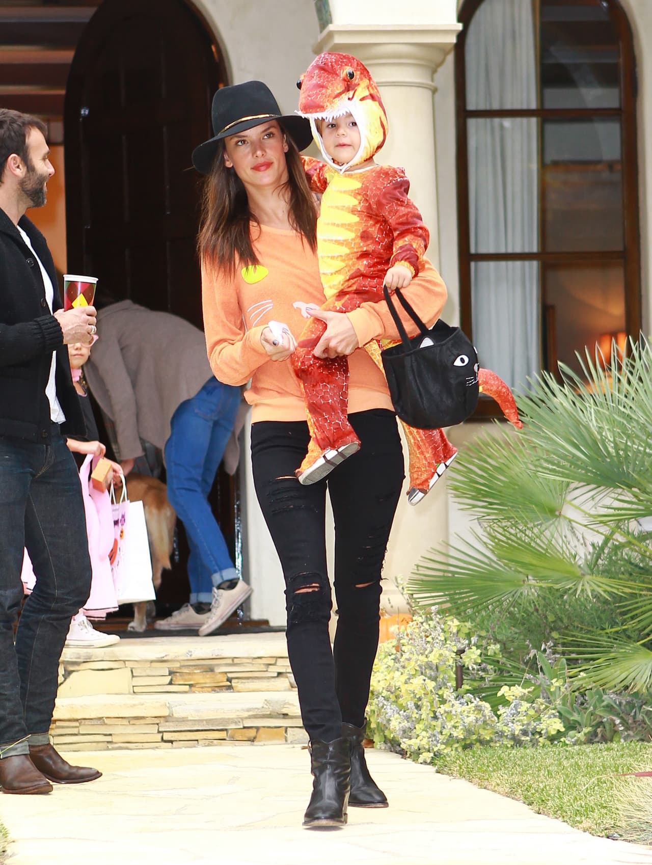 Todos los famosos ya se están alistando para la noche de brujas, pero sus pequeños retoños también se disfrazan y lo hacen de las formas más tiernas. Alessandra Ambrosio vistió al pequeño Noah de un dinosaurio muy tierno.